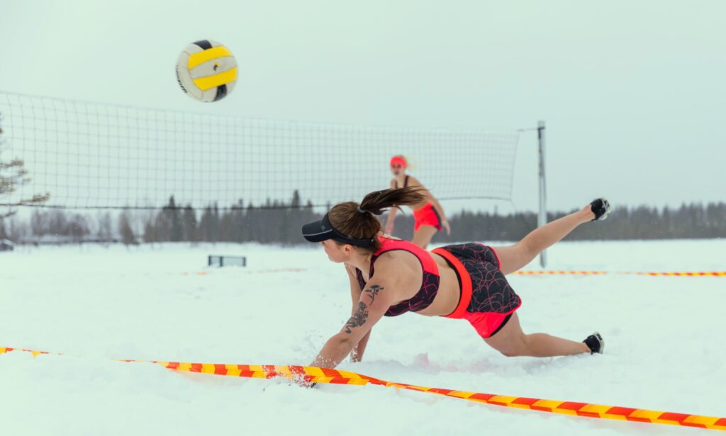Beach-Voelleayball-Spielerinnen im Schnee