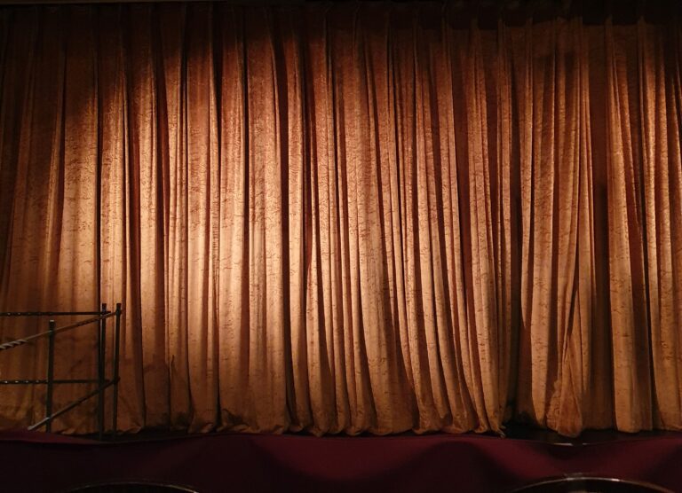 Geschlossener Vorhang im Dehnberger Hof Theater