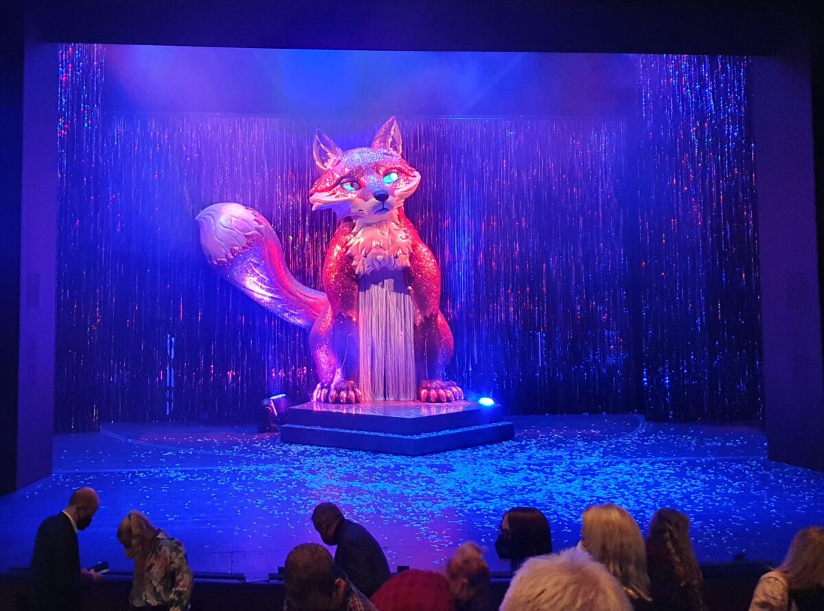 Ein großer glitzernder Fuchs als Bühnenbild des Stücks The Legend of Geor­gia McBri­de im Staatstheater Nürnberg