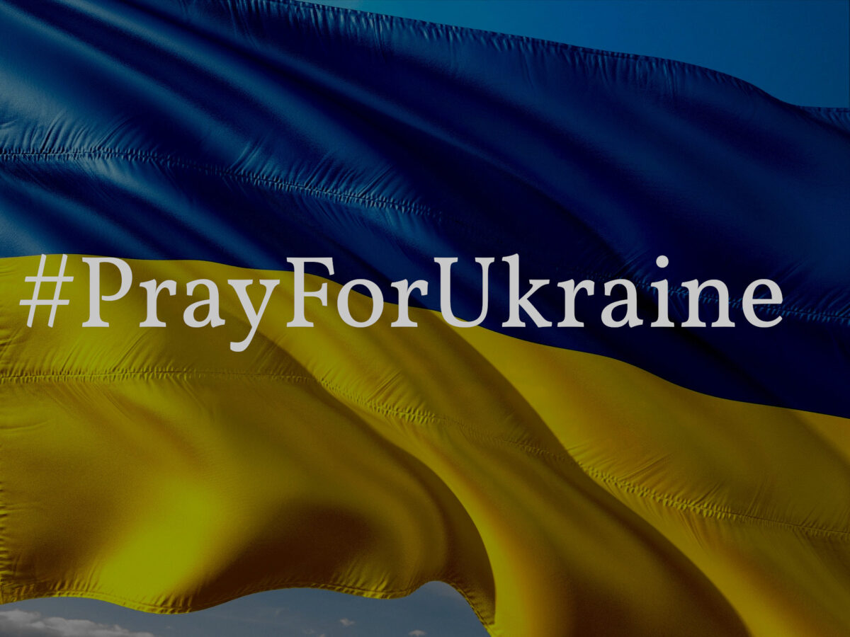 Ukrainische Fahne mit dem Text #PrayForUkraine