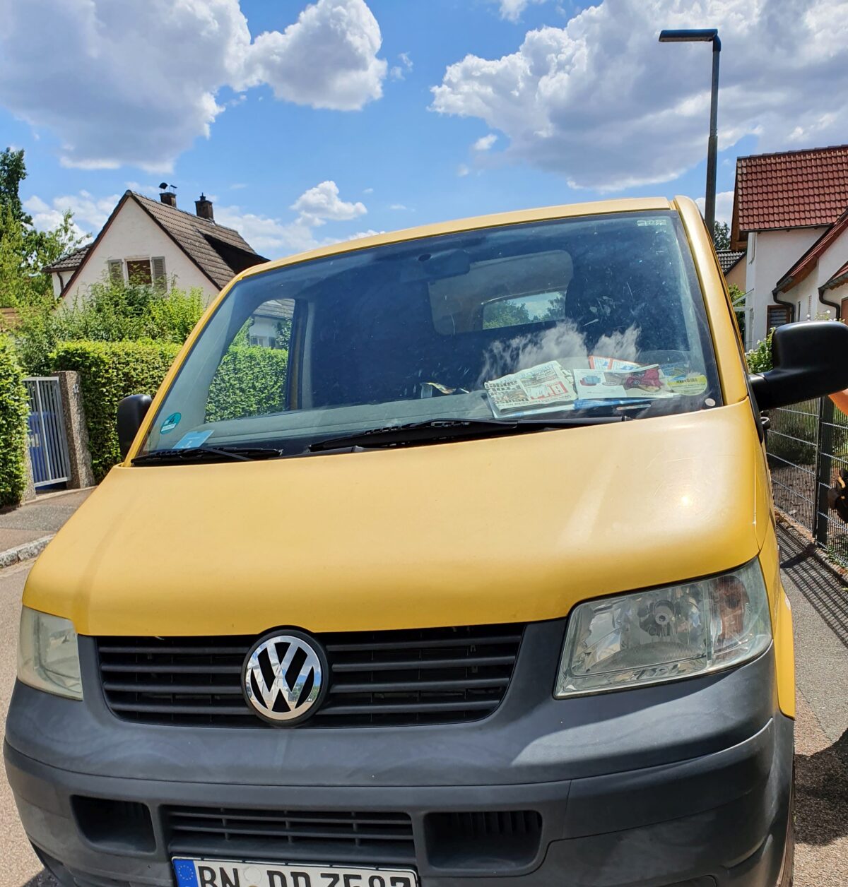 Ein gelber Diesel-Transporter der Deutschen Post